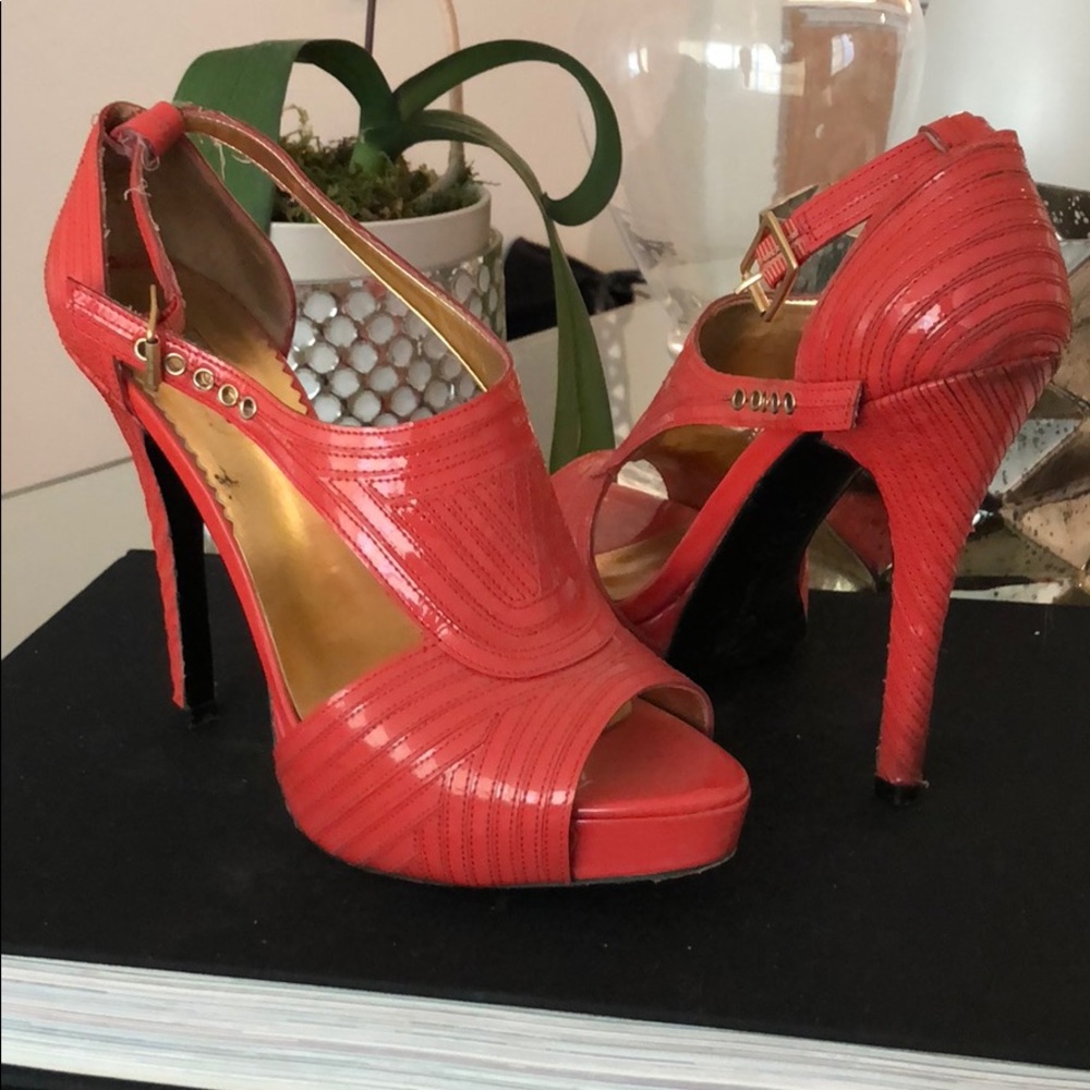 Report Signature Heels